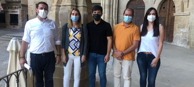 Los concejales del Grupo Municipal Popular en la plaza de España de Alcañiz