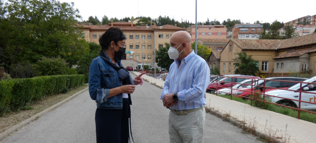 Ana Marín, portavoz de Sanidad, y Joaquín Larramendi, de AECC Teruel