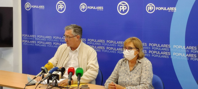 Manuel Blasco y Carmen Pobo en la rueda de prensa celebrada en la sede del Partido Popular de Teruel