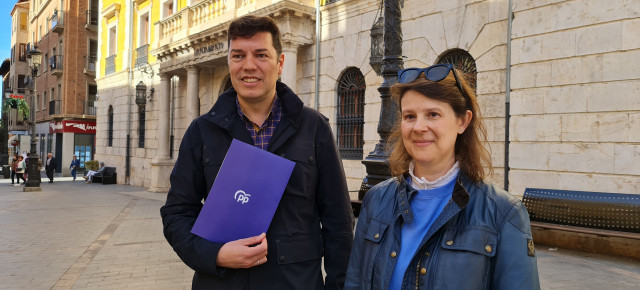 Javier Domingo y Ana Oliván a las puertas del Ayuntamiento de Teruel