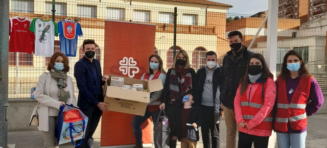 Representantes del PP turolense y de NNGG haciendo entrega de la donación de juguetes y regalos