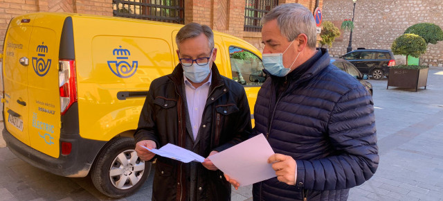 Joaquín Juste y Jesús Fuertes, a las puertas de la sede de Correos en Teruel