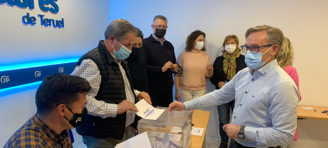 El presidente del Partido Popular de Teruel, Joaquín Juste, depositando su voto para la elección del presidente de la formación