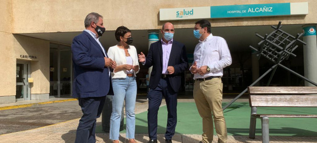 Fuertes, Marín, Gracia Suso y Estevan, a las puertas del hospital de Alcañiz