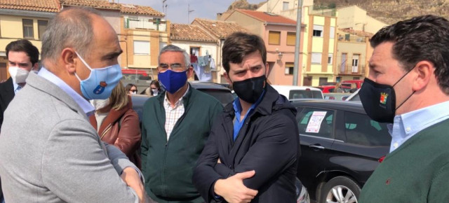 El presidente del PP de Zaragoza, Ramón Celma; junto a los alcaldes de Illueca y Brea.