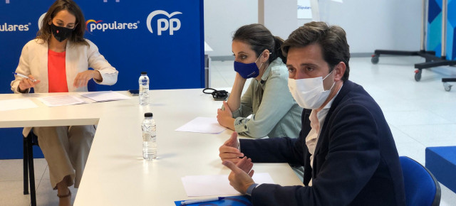 Ramón Celma, Andrea Levy y María Navarro en la reunión con los sectores afectados.