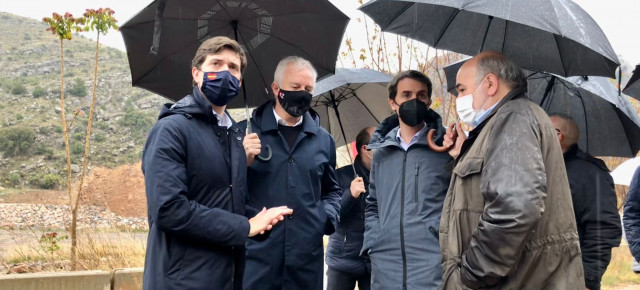 Celma, Suárez, Navarro y Aranda en las obras del embalse de Mularroya.