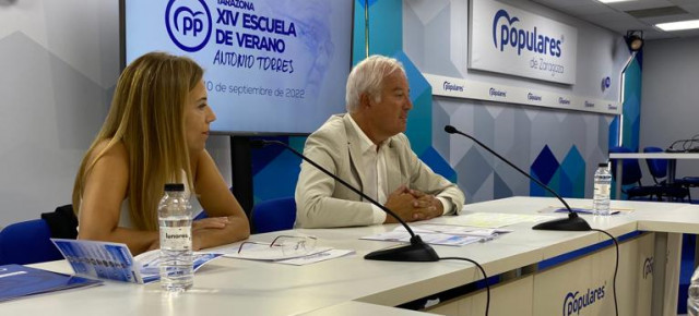 Ana Alós y Eloy Suárez en la presentación de la XIV Escuela de Verano 