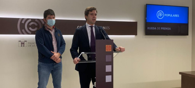 Ramón Celma, acompañado por Miguel Ángel Navarro, en la rueda de prensa