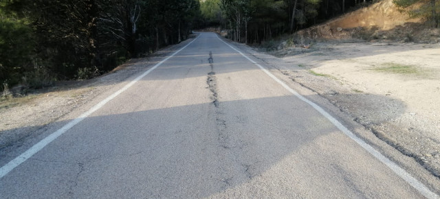 El estado de la carretera de Ibdes está muy deteriorado