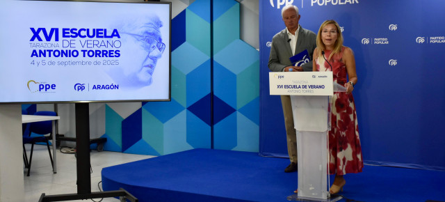 La secretaria general del PP Aragón, Ana Alós, y el senador autonómico y coordinador de la Escuela, Eloy Suárez