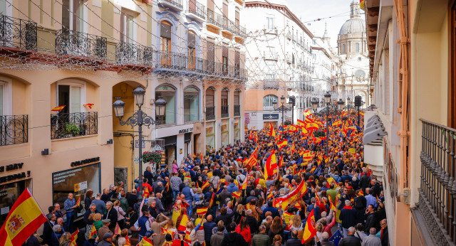 Banderas de España llenan la calle Alfonso de Zaragoza